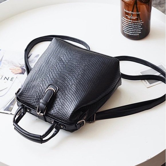 Just In! 🆕 CAIRO Crocodile Backpack Crossbody - Picture 4 of 8